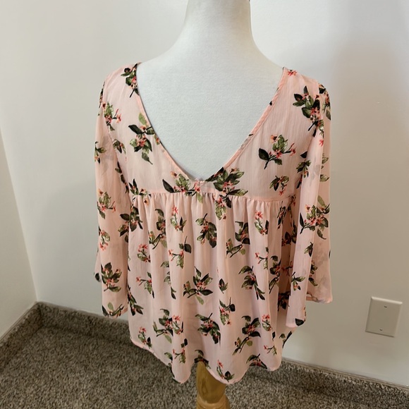 🏰 Abercrombie & Fitch Semi Sheer Blouse - Picture 3 of 5